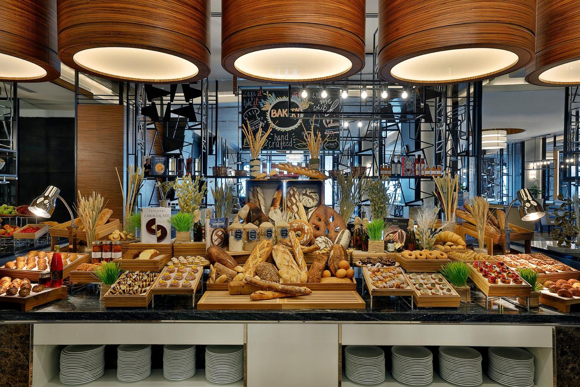 Hilton Dubai Palm Jumeirah Εξωτερικό φωτογραφία Bread station at a buffet